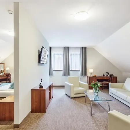 Hotel Modrzewiowy Dwor 3*